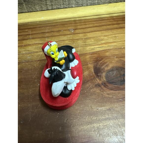 HALLMARK ’Twas the Night Before Christmas Looney Tune Tweety Sylvester Ornament - Picture 4 of 6
